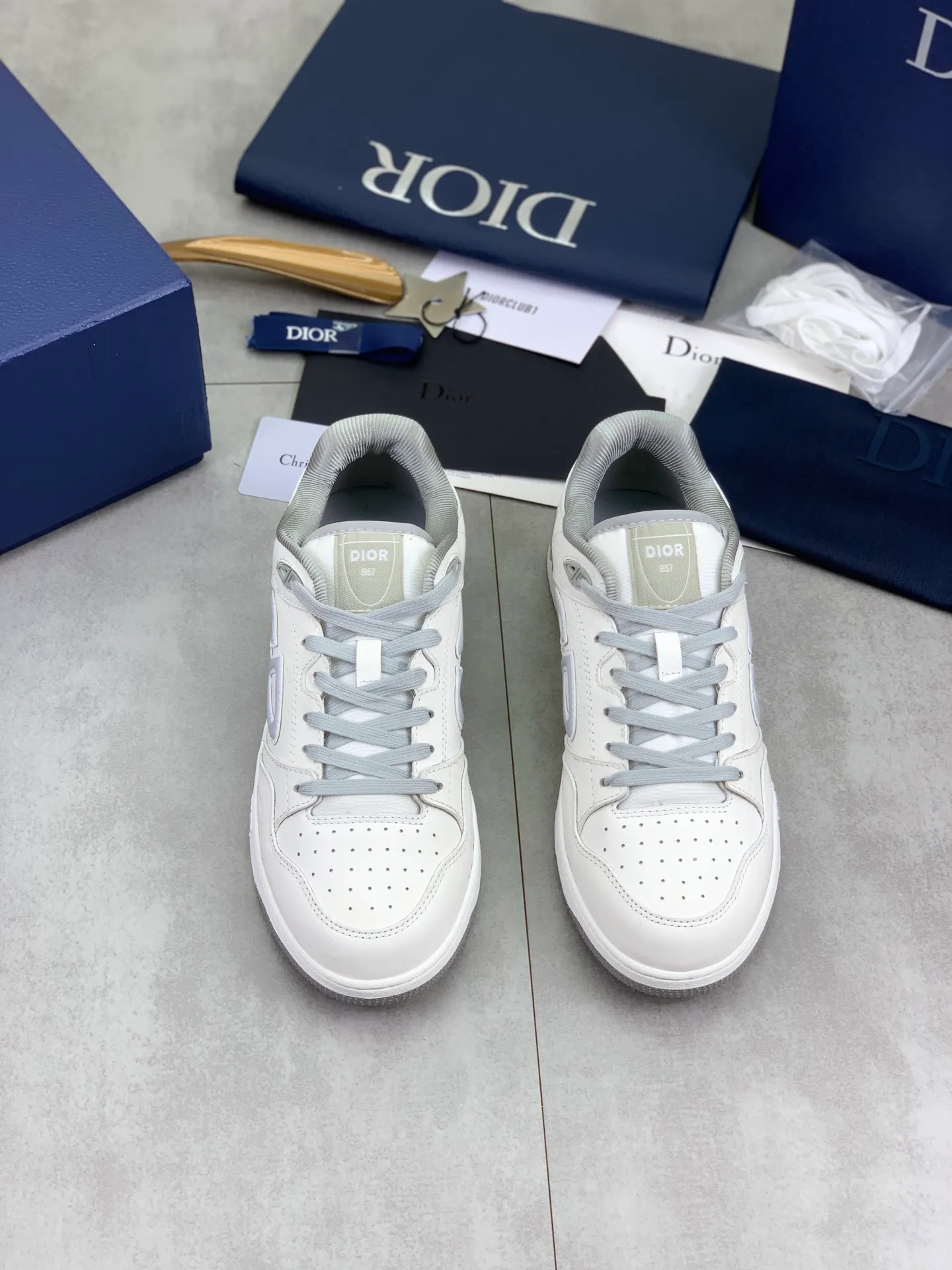 Factory price P760💰Low-top series 💎Top quality💎Dior's latest B57 low-top series original couple's mid-top sports sneakers Top high-end version Purchasing quality Original development Dior spring and autumn new B57 low-top couples' sports shoes are new products in this series, (Dior) B57 low-top sports shoes, original version 15560💰Purchased early spring new presbyopic sports shoes A favorite among major celebrities and Internet celebrities. The on-foot effect is very nice. The B57 sports sneakers are made by Italian craftsmen. They have distinct layers and a unique three-dimensional effect. They show a modern and elegant style, comparable to Dior  A classic style from Dior. Crafted from smooth black calf leather with beige and black Oblique print panels on the sides. The "CD Icon" shaped shoelace eyelets are clever and delicate, and the two-color rubber sole, rear collar and heel are all equipped with the brand's iconic details to enhance the style. Oblique printed straps at the ankle allow for an adjustable fit to complement the overall design. Fashionable and versatile, it can complement any look.                        Imported silk cowhide stitching with CD embroidery printing; 5⃣️colors🉑️choice TPU outsole Size: women’s 36-40 men’s: 38-46 (men’s sizes 38, 45, 46 are custom-made, non-refundable and non-exchangeable)